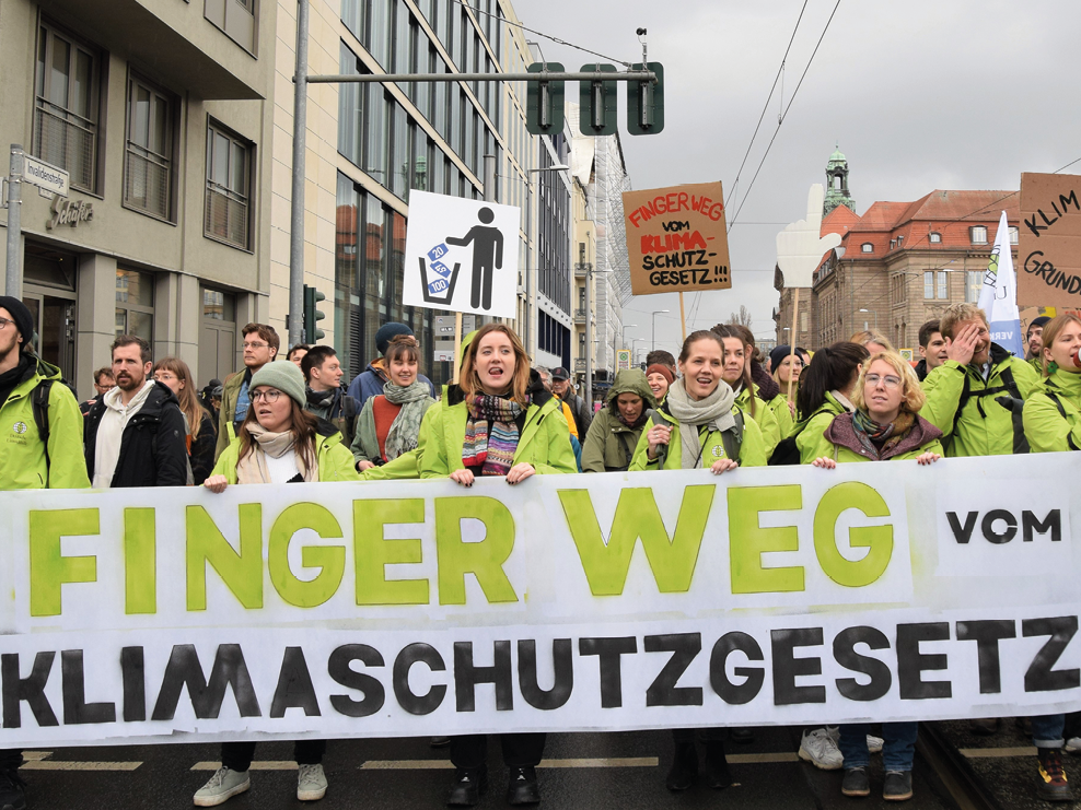 DUH-Mitarbeitende auf einer Klimaschutz-Demonstration