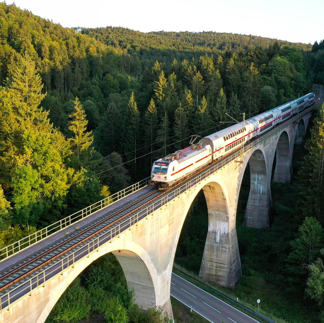 Ein Zug fährt über die Einöd-Talbrücke bei Hattingen. (Aufnahme mit Drohne)