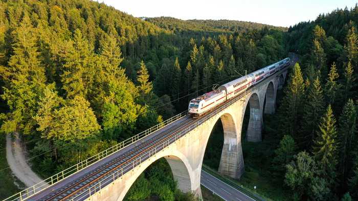 Ein Zug fährt über die Einöd-Talbrücke bei Hattingen. (Aufnahme mit Drohne)