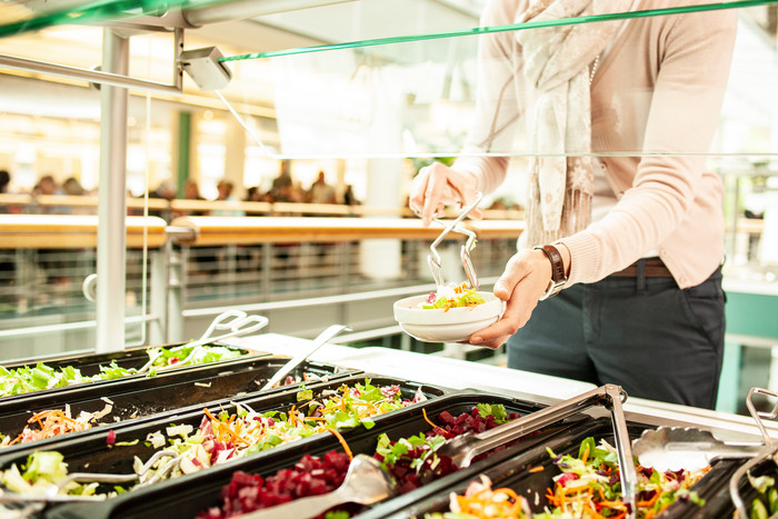 Salatbuffet in einer Kantine