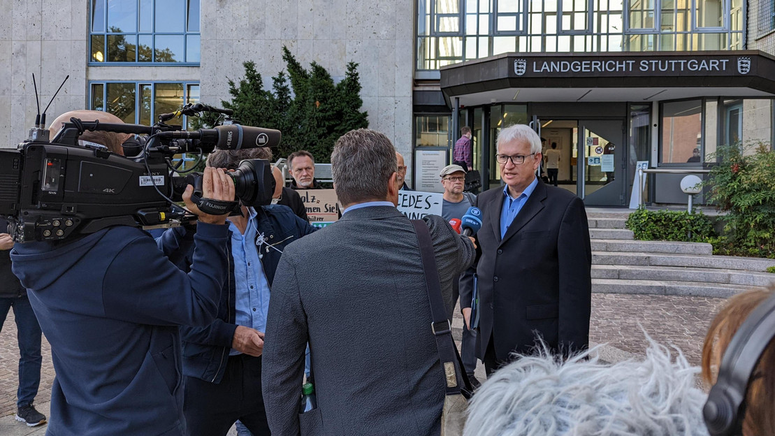 Jürgen Resch gibt Fernsehinterviews vor Kamera